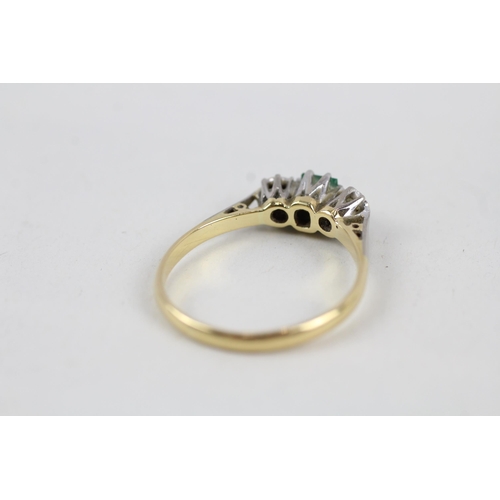 83 - 18ct gold vintage diamond and emerald set trilogy ring (3.3g) Size  P