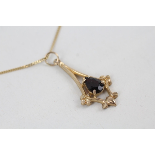 89 - 9ct gold garnet pendant necklace (2.8g)