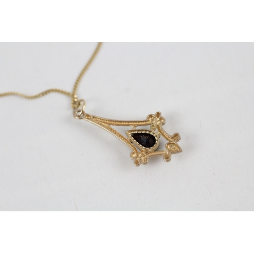 89 - 9ct gold garnet pendant necklace (2.8g)