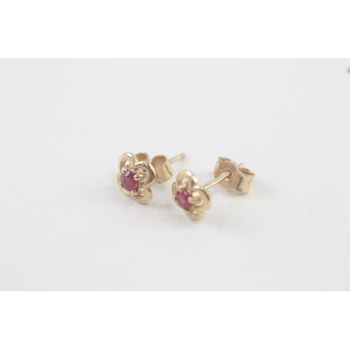 91 - 9ct gold and ruby earrings (0.8g)