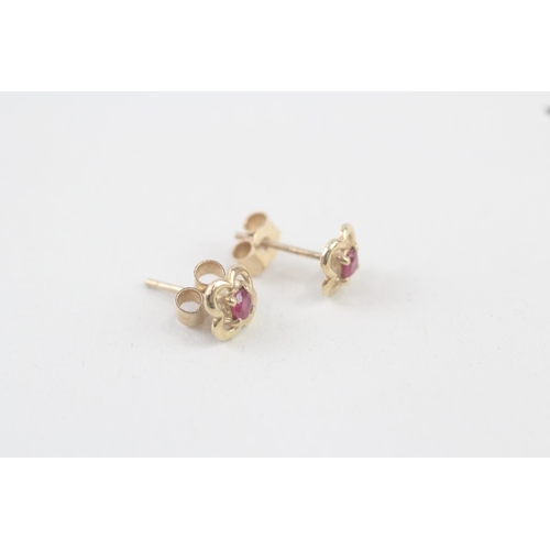 91 - 9ct gold and ruby earrings (0.8g)