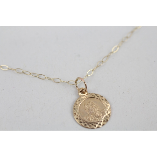 93 - 9ct gold st Christoper pendant necklace (0.7g)