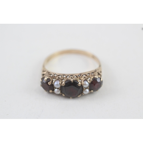 99 - 9ct gold vintage garnet & seed pearl ring with a patterned gallery (3.1g) Size  T