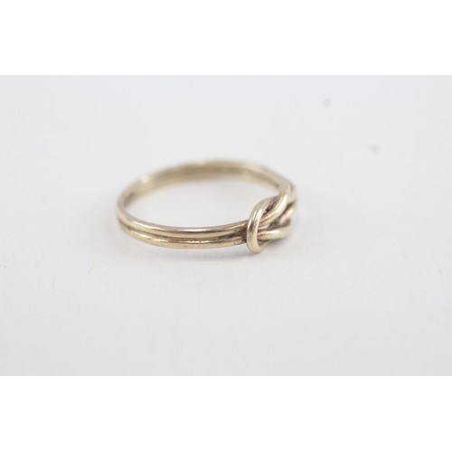 131 - 9ct gold knot ring (1.2g) Size  L