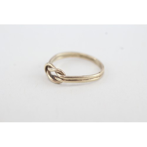 131 - 9ct gold knot ring (1.2g) Size  L