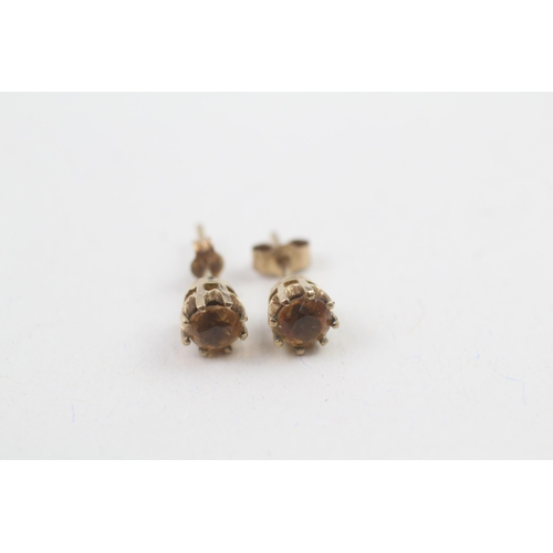 109 - 9ct gold citrine stud earrings with scroll backs (1g)