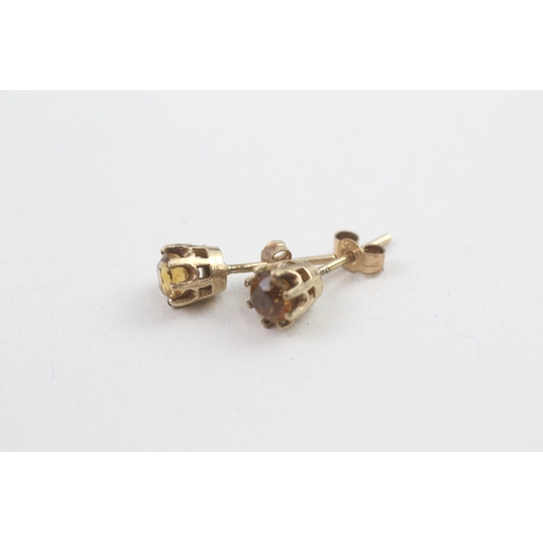 109 - 9ct gold citrine stud earrings with scroll backs (1g)