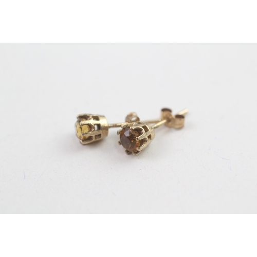 109 - 9ct gold citrine stud earrings with scroll backs (1g)