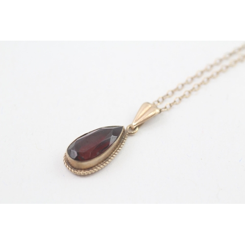 15 - 9ct gold pear cut garnet pendant necklace (3g)