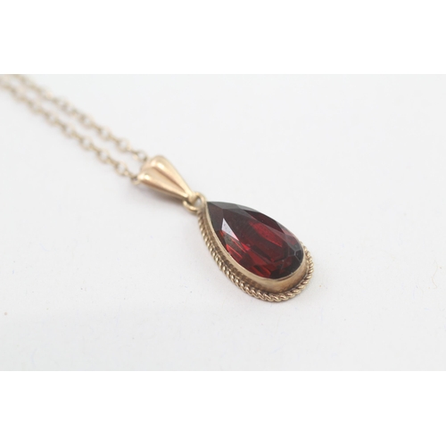 15 - 9ct gold pear cut garnet pendant necklace (3g)