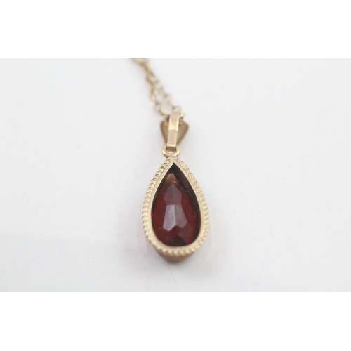 15 - 9ct gold pear cut garnet pendant necklace (3g)