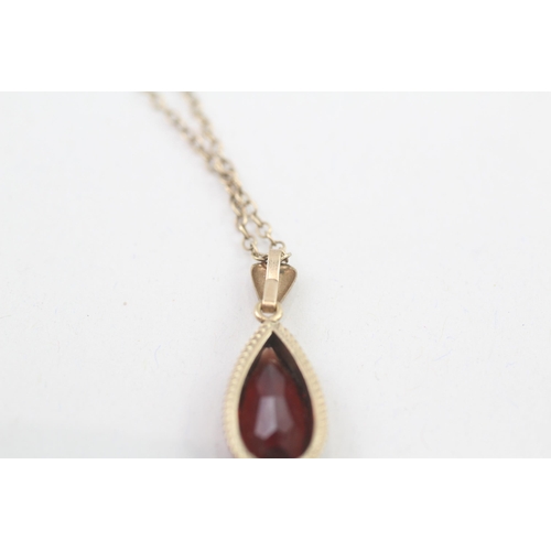 15 - 9ct gold pear cut garnet pendant necklace (3g)