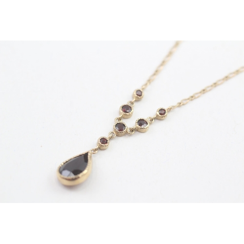 18 - 9ct gold garnet drop necklace, bezel set (2.8g)