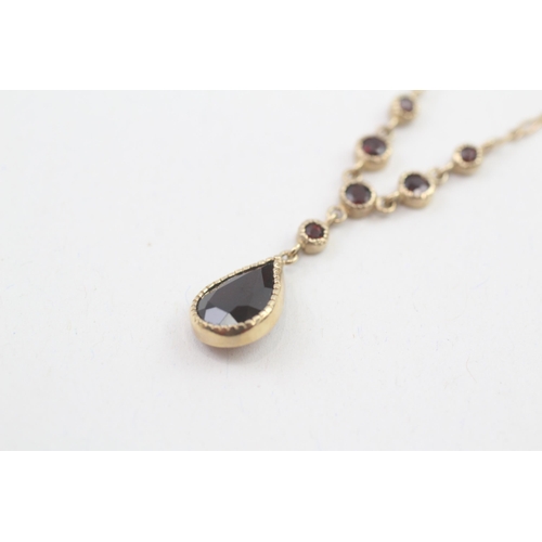 18 - 9ct gold garnet drop necklace, bezel set (2.8g)