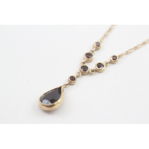 18 - 9ct gold garnet drop necklace, bezel set (2.8g)