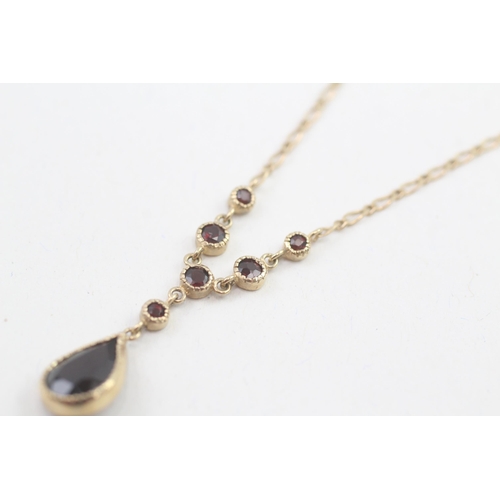 18 - 9ct gold garnet drop necklace, bezel set (2.8g)