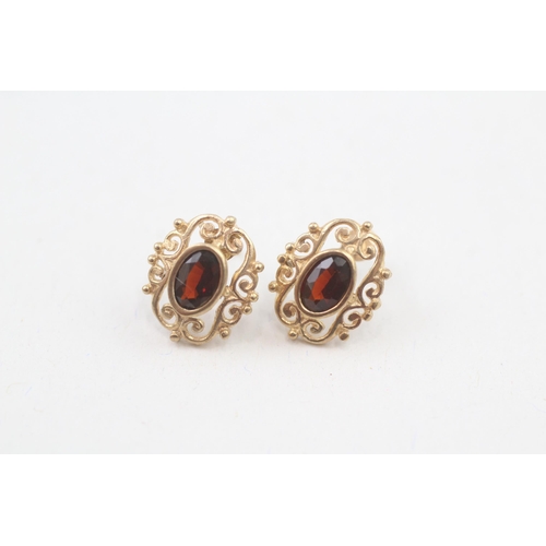 24 - 9ct gold garnet stud earrings with scroll backs (1g)