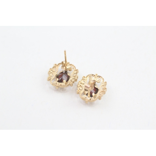 24 - 9ct gold garnet stud earrings with scroll backs (1g)