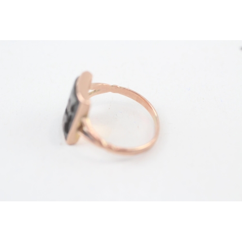 49 - 9ct rose gold onyx set gothic letter 