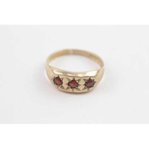 62 - 9ct gold star set garnet trilogy signet ring (3.1g) Size  R