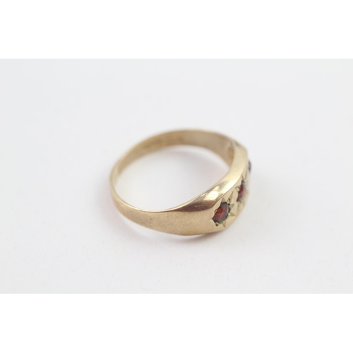 62 - 9ct gold star set garnet trilogy signet ring (3.1g) Size  R