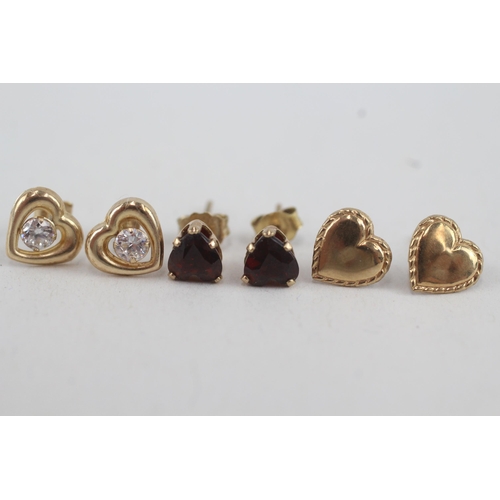 77 - 3x 9ct gold garnet, cubic zirconia heart shaped stud earrings (1.2g)