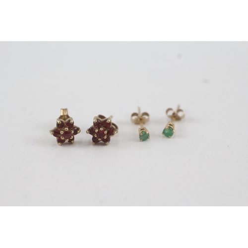 82 - 2x 9ct gold emerald & ruby stud earrings with scroll backs (1.1g)