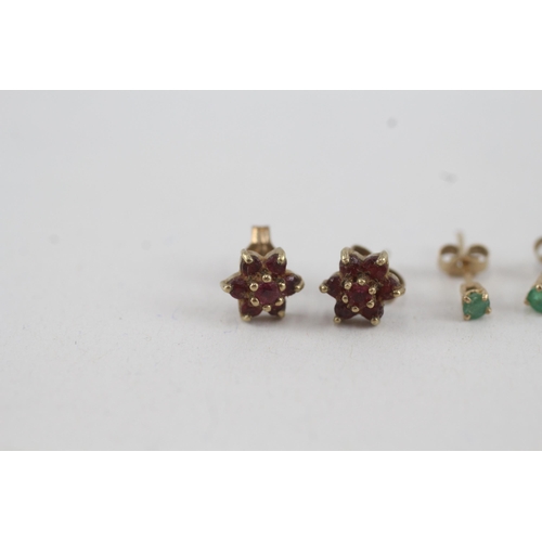 82 - 2x 9ct gold emerald & ruby stud earrings with scroll backs (1.1g)