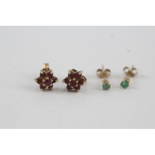 82 - 2x 9ct gold emerald & ruby stud earrings with scroll backs (1.1g)