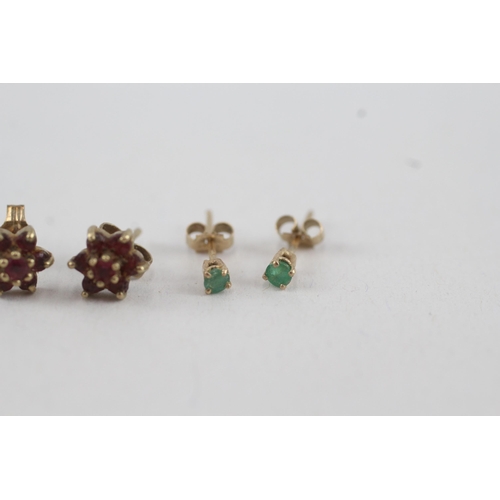 82 - 2x 9ct gold emerald & ruby stud earrings with scroll backs (1.1g)