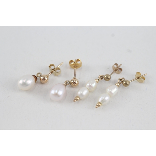 83 - 2x 9ct gold cultured pearl drop earrings with scroll backs (2.9g)