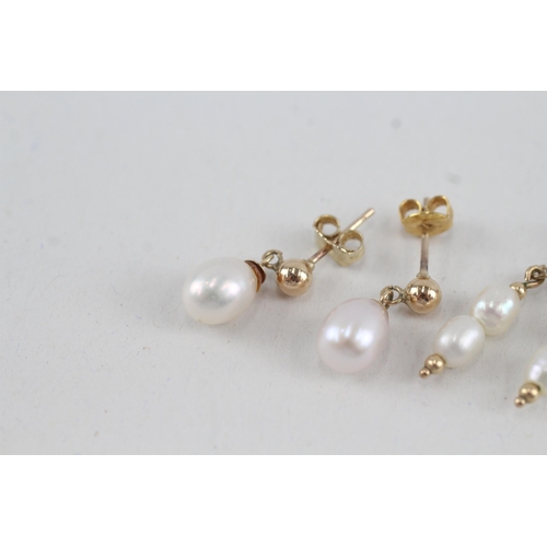 83 - 2x 9ct gold cultured pearl drop earrings with scroll backs (2.9g)