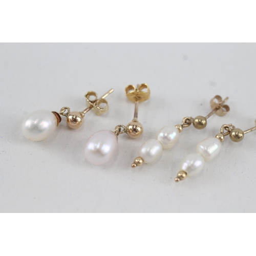 83 - 2x 9ct gold cultured pearl drop earrings with scroll backs (2.9g)