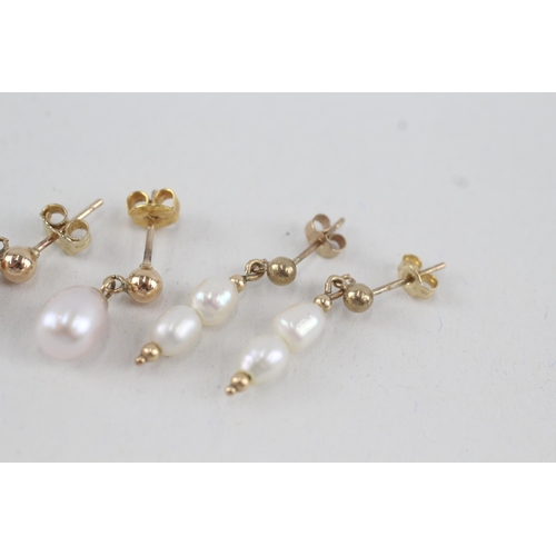 83 - 2x 9ct gold cultured pearl drop earrings with scroll backs (2.9g)