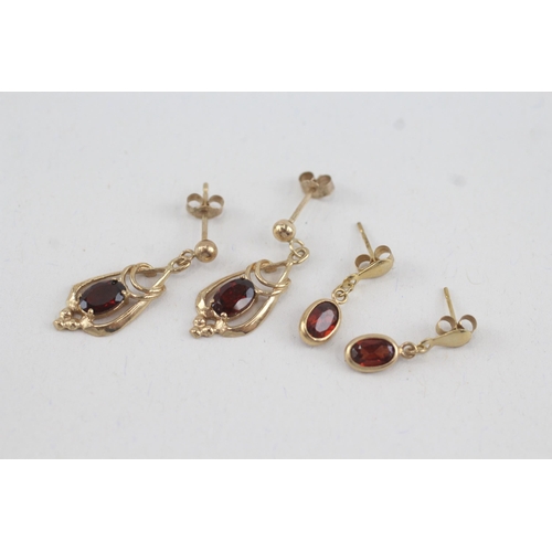 85 - 2x 9ct gold garnet drop earrings with scroll backs (2.1g)