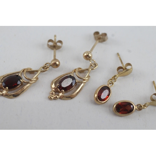 85 - 2x 9ct gold garnet drop earrings with scroll backs (2.1g)