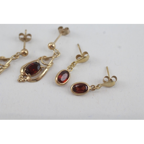 85 - 2x 9ct gold garnet drop earrings with scroll backs (2.1g)