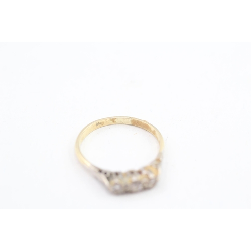 91 - 18ct gold vintage diamond three stone ring (2.4g) Size  O