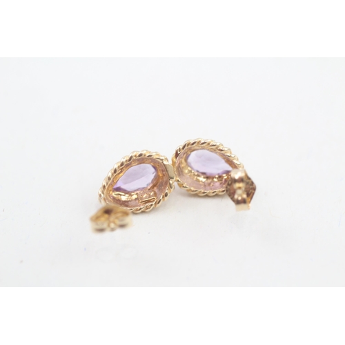 94 - 9ct gold pear cut amethyst stud earrings with scroll backs (2g)