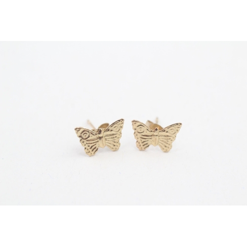 96 - 9ct gold butterfly stud earrings with scroll backs (0.2g)