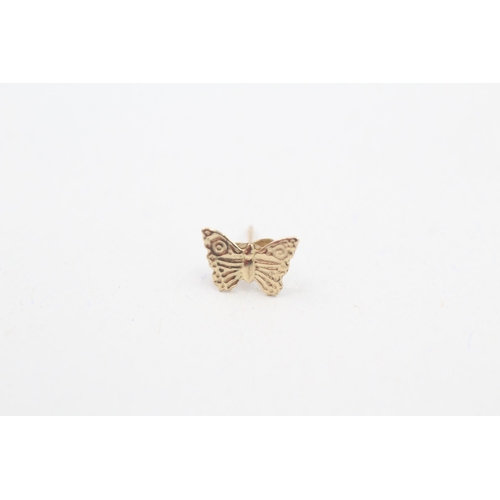 96 - 9ct gold butterfly stud earrings with scroll backs (0.2g)