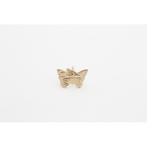 96 - 9ct gold butterfly stud earrings with scroll backs (0.2g)