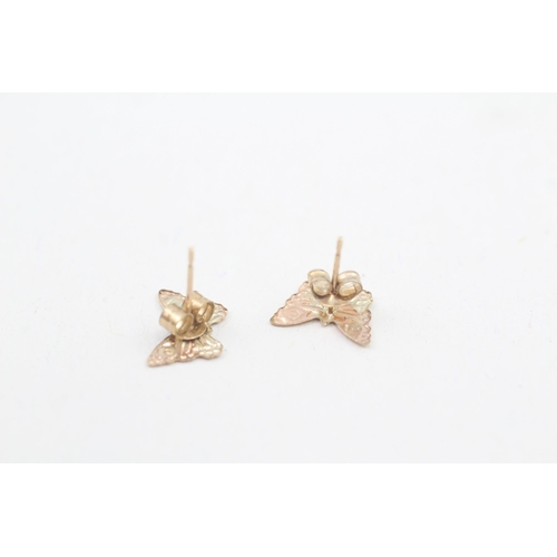 96 - 9ct gold butterfly stud earrings with scroll backs (0.2g)