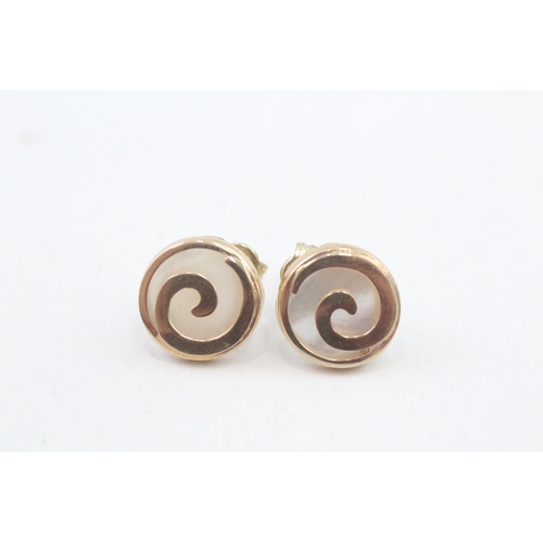 98 - 9ct gold mother of pearl spiral stud earrings with scroll backs (1.4g)