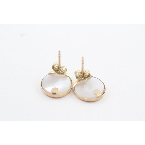 98 - 9ct gold mother of pearl spiral stud earrings with scroll backs (1.4g)