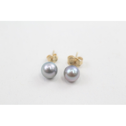 99 - 14ct gold cultured pearl stud earrings with scroll backs (1.1g)