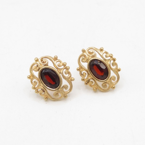 24 - 9ct gold garnet stud earrings with scroll backs (1g)