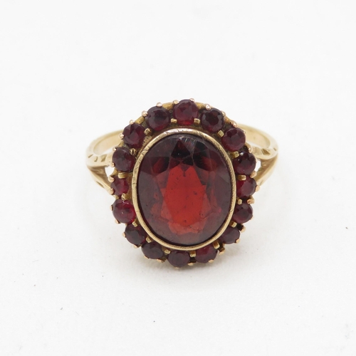 30 - 9ct gold vintage garnet dress ring (2.6g) Size  L 1/2