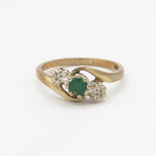 35 - 9ct gold vintage emerald & diamond trilogy ring (2.3g) Size  N