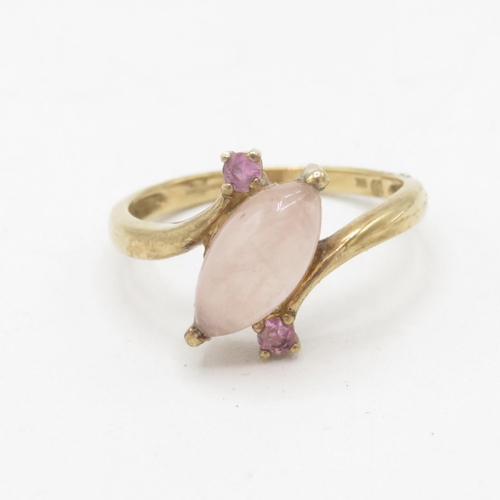 40 - 9ct gold pink gemstone accented marquise cabochon rose quartz bypass ring (2.8g) Size  R